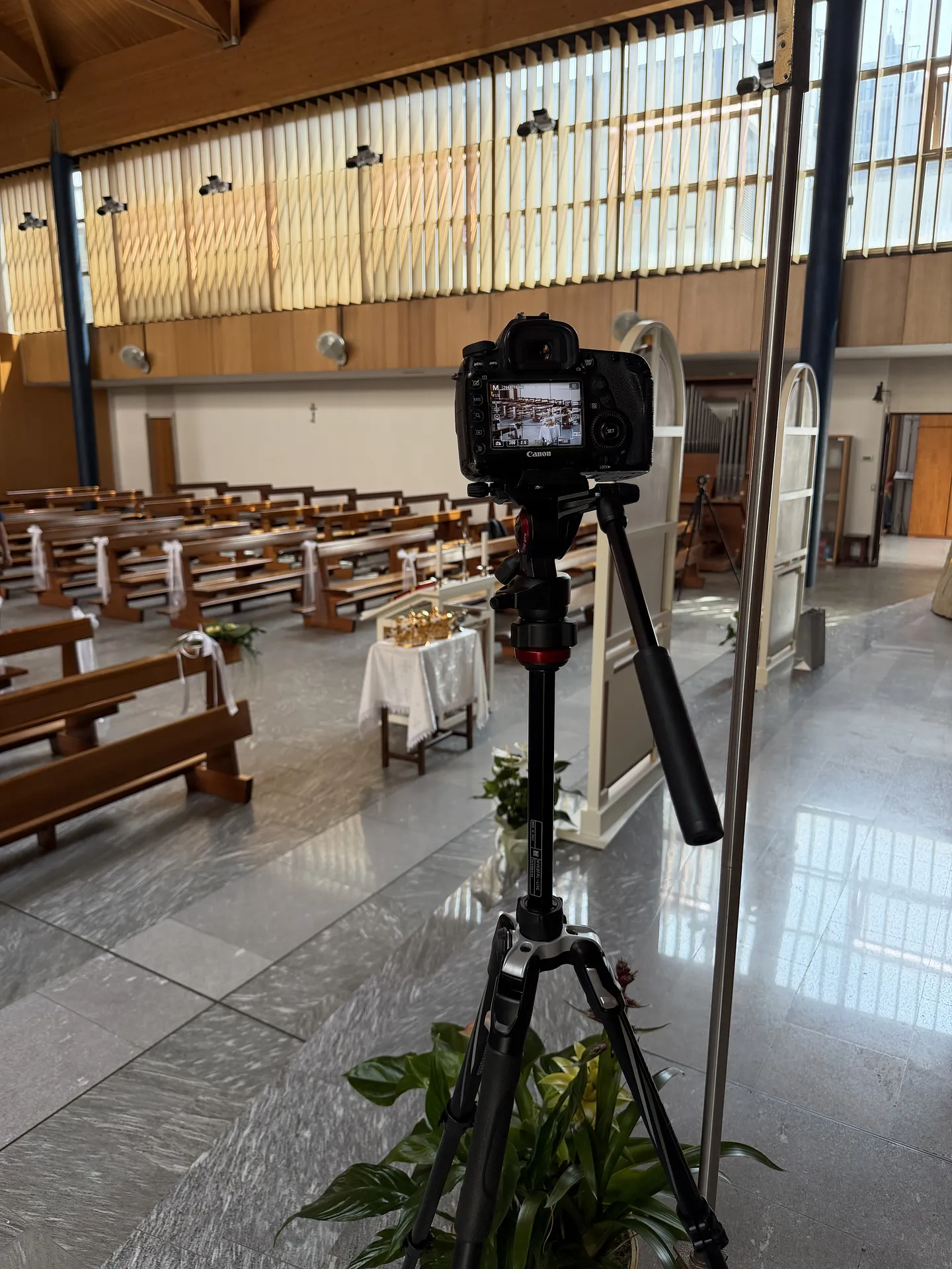 Fixed tripod camera for multi-angle wedding ceremony video in Italy