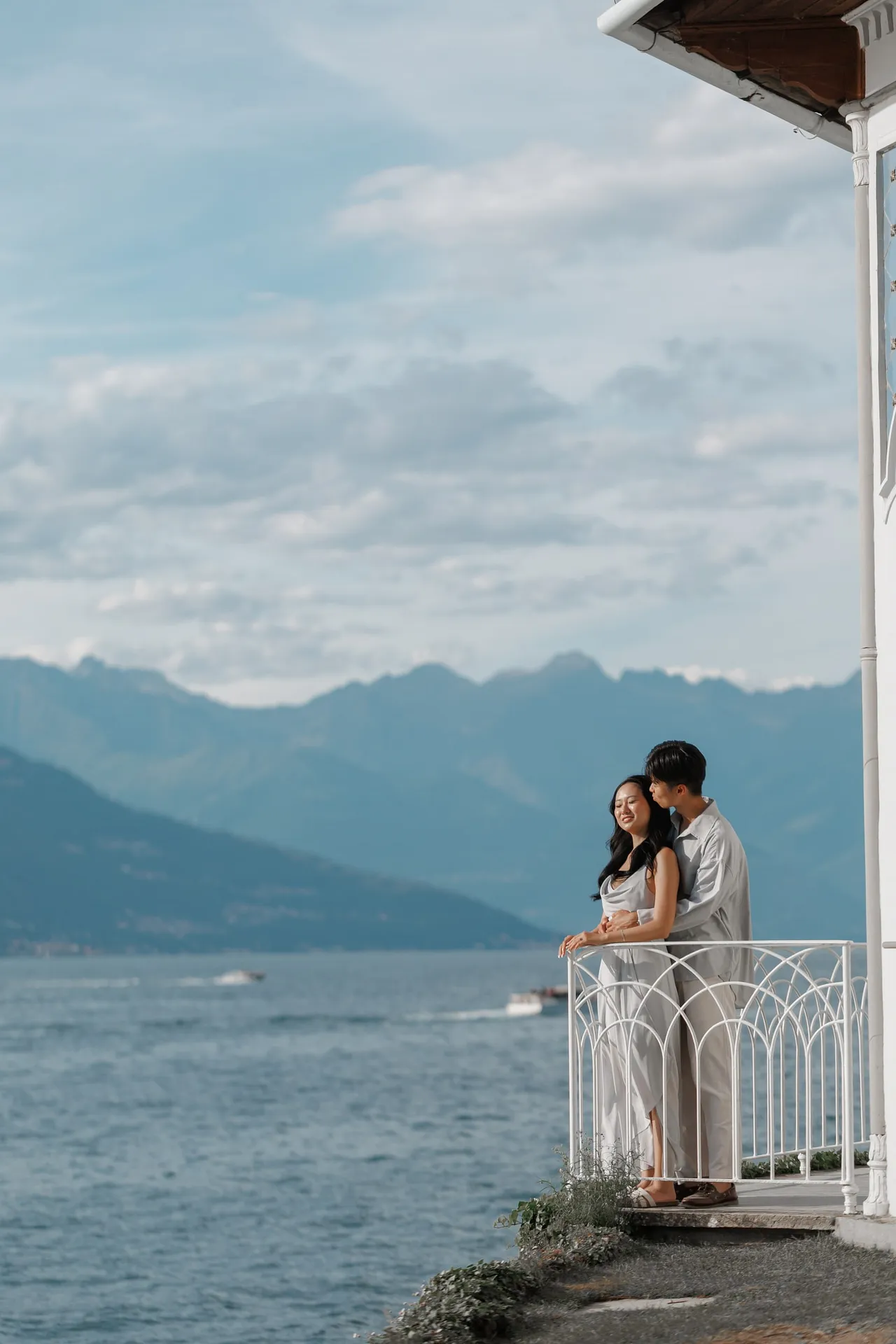 Sunset engagement photos at Villa Melzi gardens on Lake Como